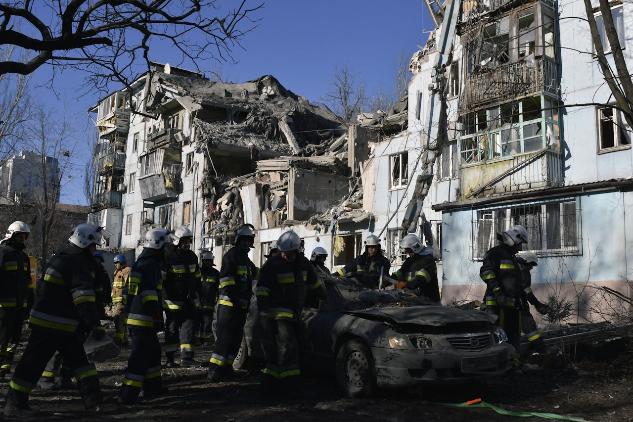Brandweerlieden nabij een door een Russische raket verwoest appartementencomplex in de Oekraïense stad Zaporozje.