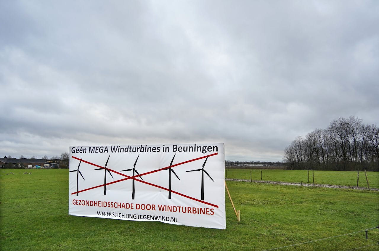 Langs de snelweg A73 bij Beuningen (Gelderland) staat de bouw van grote windmolens gepland. Er is verzet van de lokale bevolking vanwege de vrees voor geluidsoverlast en slagschaduw.