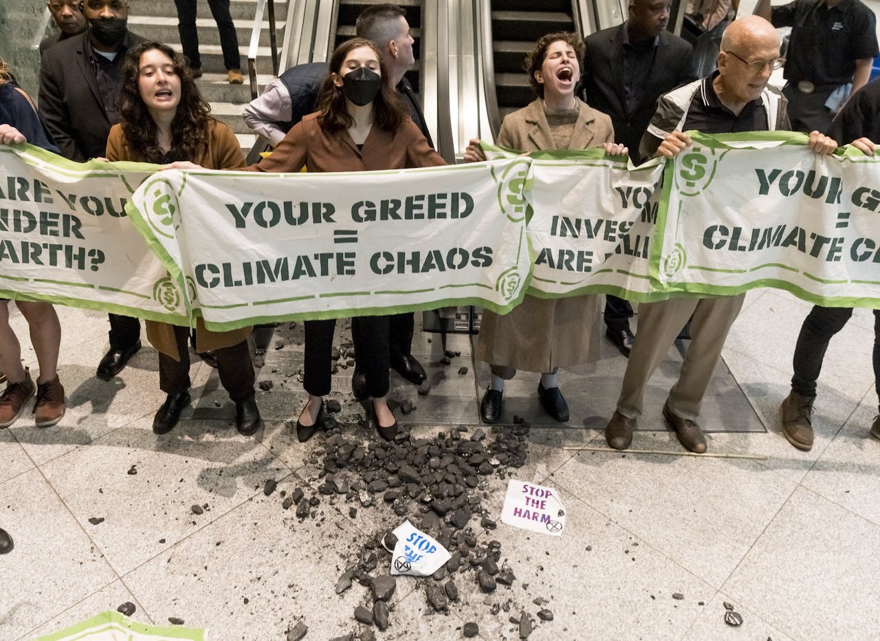 Klimaatactivisten protesteerden afgelopen woensdag bij vermogensbeheerder BlackRock in New York tegen investeringen in de fossiele industrie.