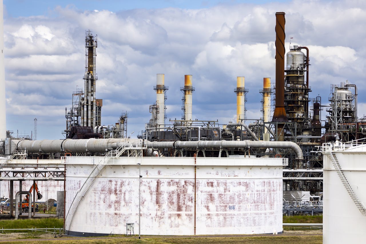 Shell in de Botlek. Energie-intensieve bedrijven gebruikten minder gas.