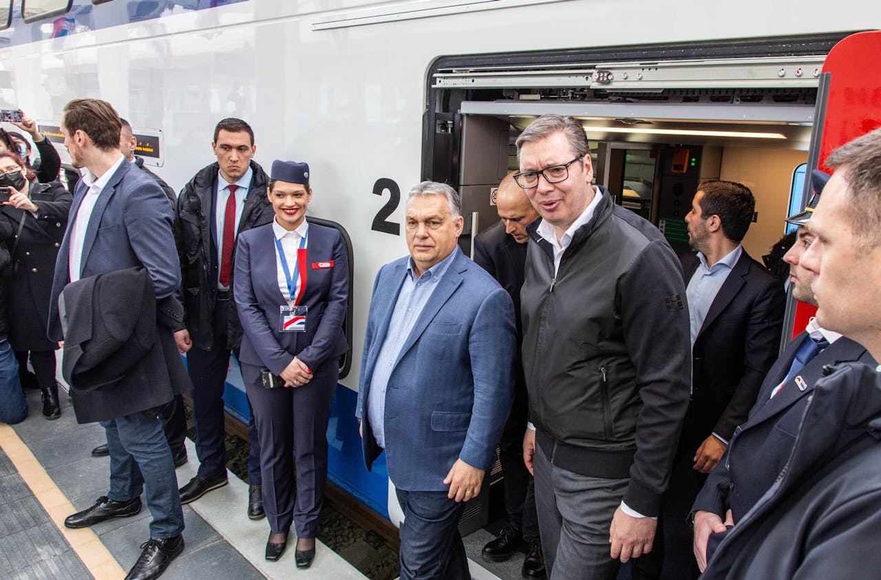 De Servische president Vucic (met bril) en de Hongaarse premier Viktor Orbán (links van Vucic) bij de eerste rit van De Valk.