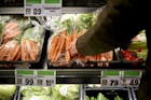 Beleggers roepen supermarkten op om veel minder plastic te gebruiken