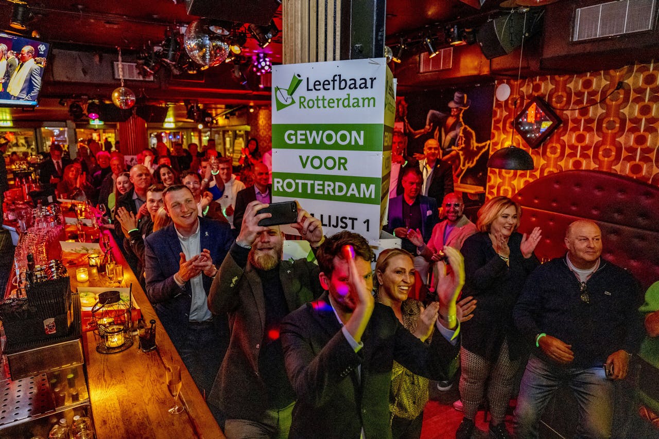 Partijleden van Leefbaar Rotterdam volgen in café Get Back de uitslagen van de gemeenteraadsverkiezingen.