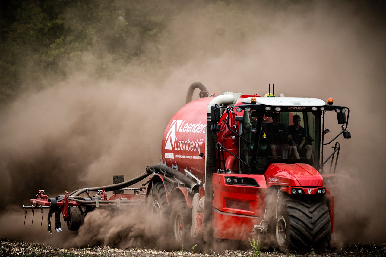 Een boer bemest zijn droge akker in het Brabantse Mierlo. Steeds meer boeren komen door de droogte in de problemen en in sommige delen van het land is al een sproeiverbod ingesteld.