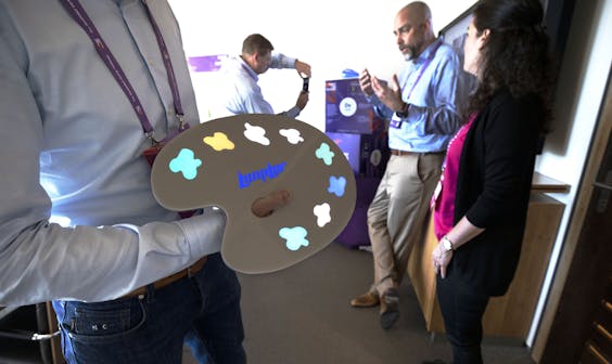 Presentatie van door elektriciteit oplichtende verf tijdens AkzoNobels 'challenge'.