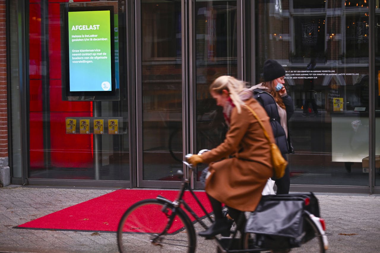 Het DeLaMar-theater in Amsterdam moet op last van de overheid de deuren gesloten houden.