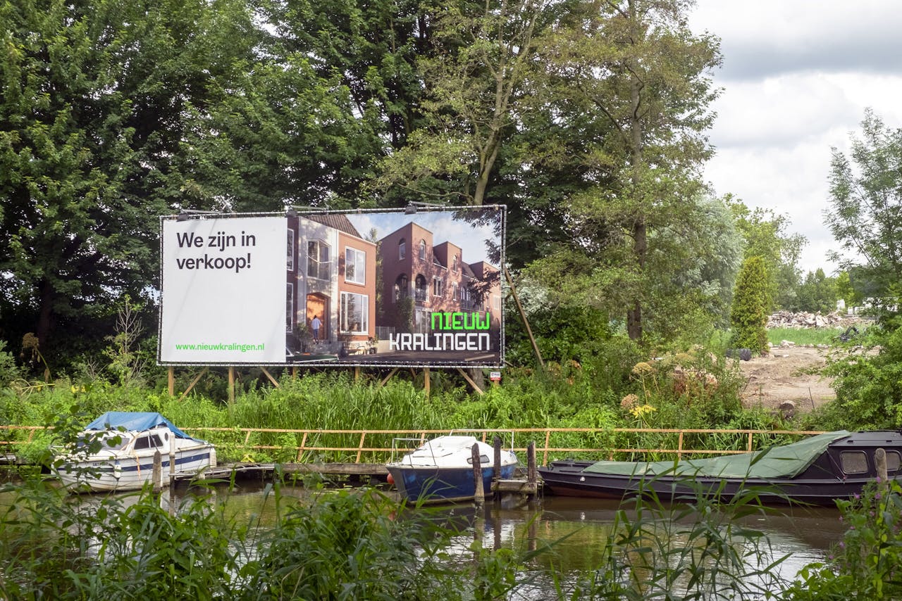 Niet alleen zijn er te weinig bestaande woningen voor handen, ook het aantal nieuwbouwhuizen blijft in Nederland achter.