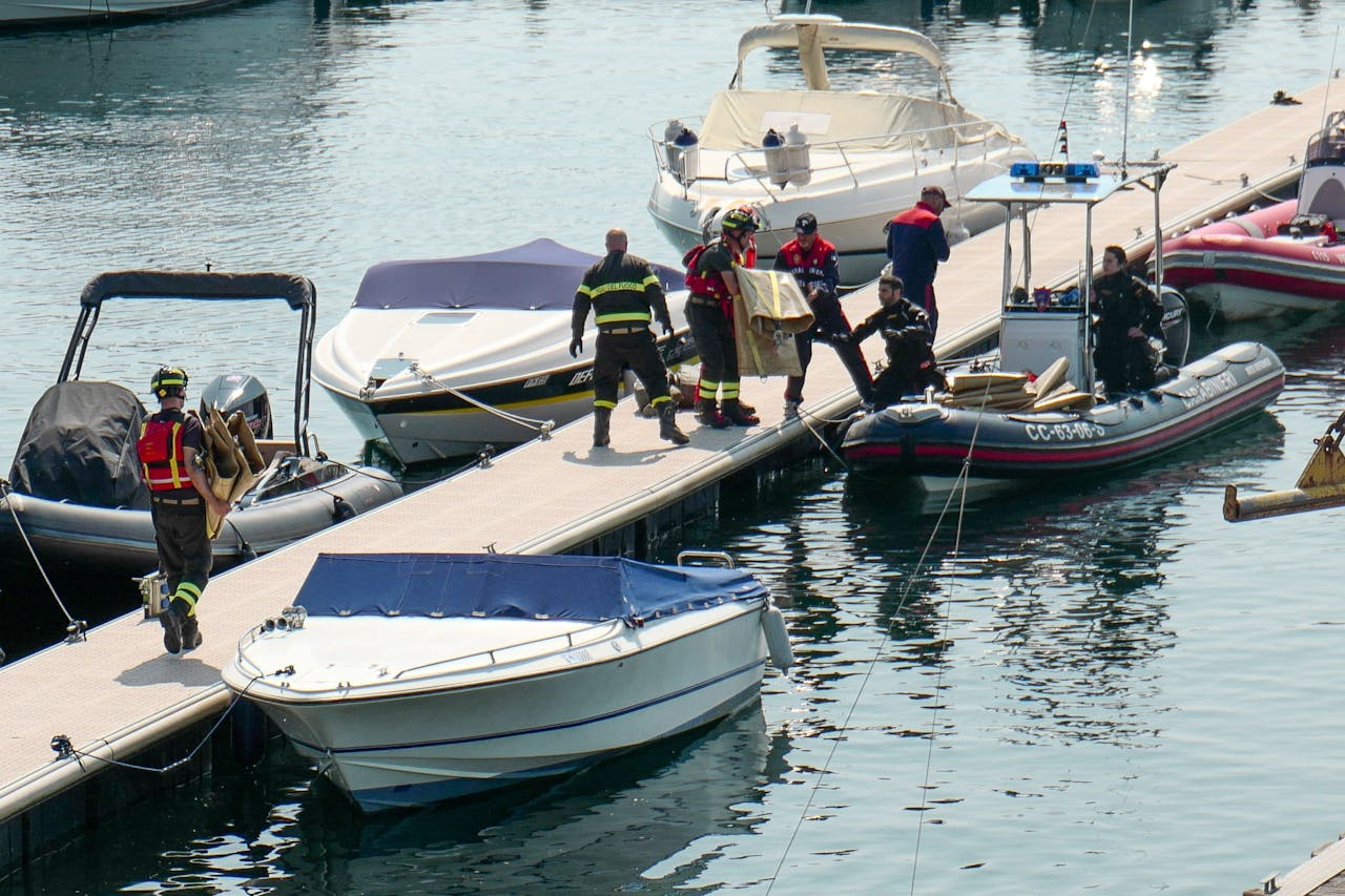 Italiaanse hulpdiensten rukken uit na het bootongeluk op Lago Maggiore.