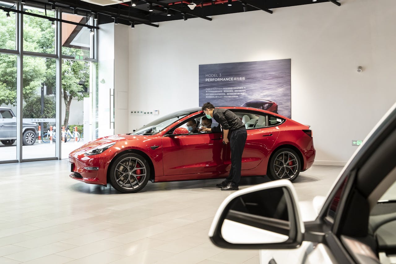 Een showroom van Tesla in Shanghai