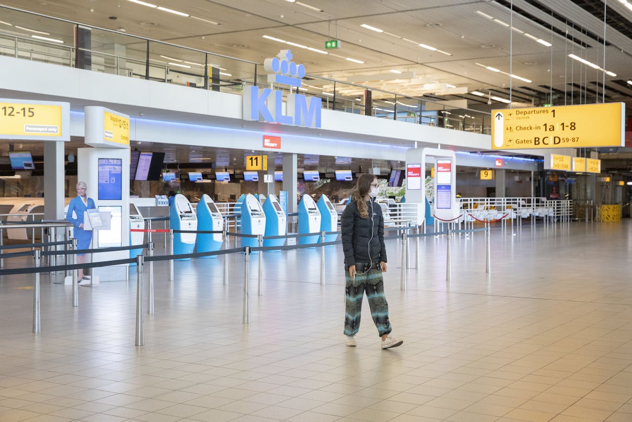 Lege KLM incheckbalies op Amsterdam Airport Schiphol. De luchtvaart geldt als de sector die het meest wordt getroffen door de uitbraak van het coronavirus. KLM heeft zijn vloot van 200 vliegtuigen vrijwel stilgelegd.