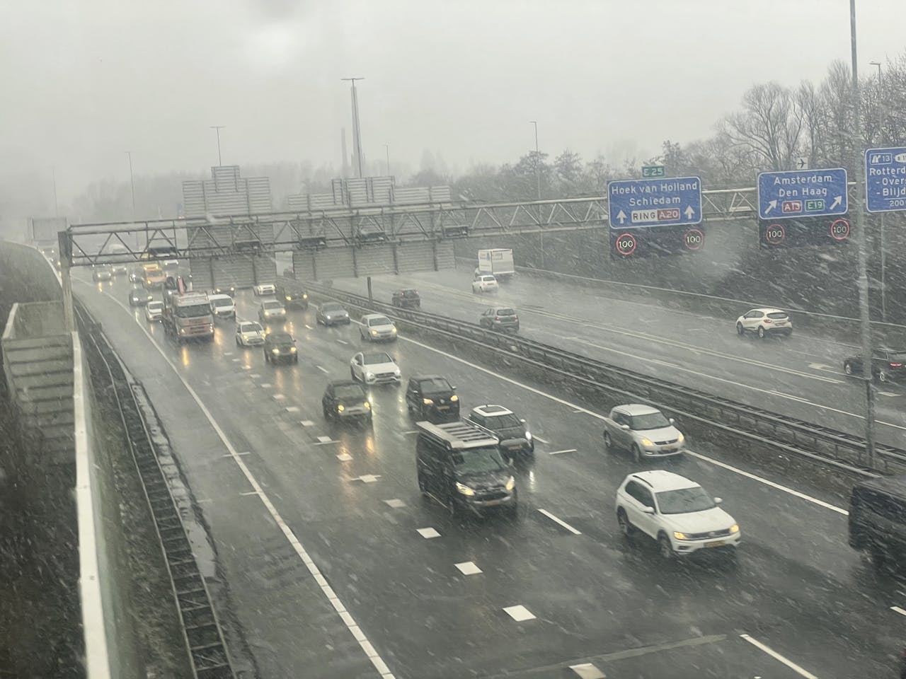 Autoverkeer op de A20 in Rotterdam. De uitstoot van personenwagens zou in 2035 verder omlaag moeten door een productiestop van auto's met een verbrandingsmotor.
