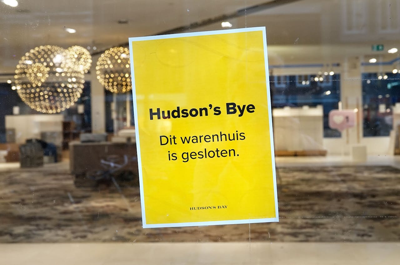 Het moederbedrijf haalde vorig jaar de stekker uit de Nederlandse Hudson's Bay-winkels, zoals hier in Amsterdam.