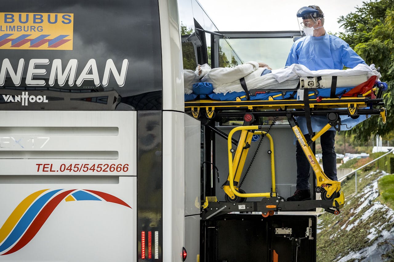 Vervoer van coronapatiënten met een speciale ambulance bus van Rotterdam naar Maastricht.