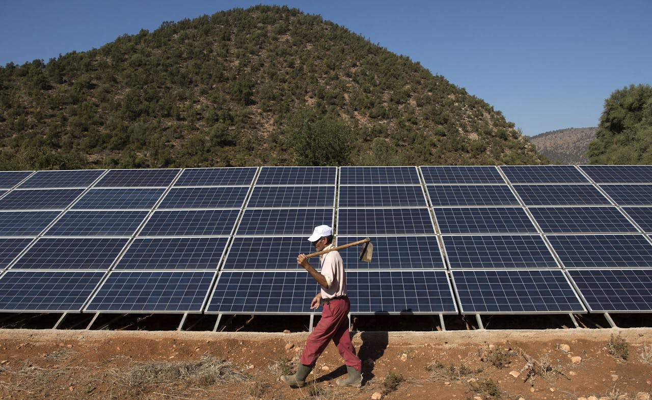 Zonnepanelen in Berkane, een provincie in het oosten van Marokko. De pensioenfondsen willen onder andere projecten voor duurzame energie gaan financieren.