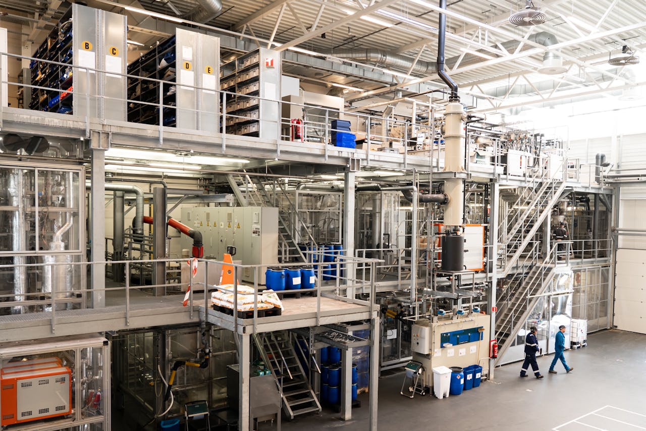 In de proeffabriek op Chemelot ontwikkelt Avantium FDCA, een grondstof op basis van suiker waarmee bioplastic PEF gemaakt kan worden.