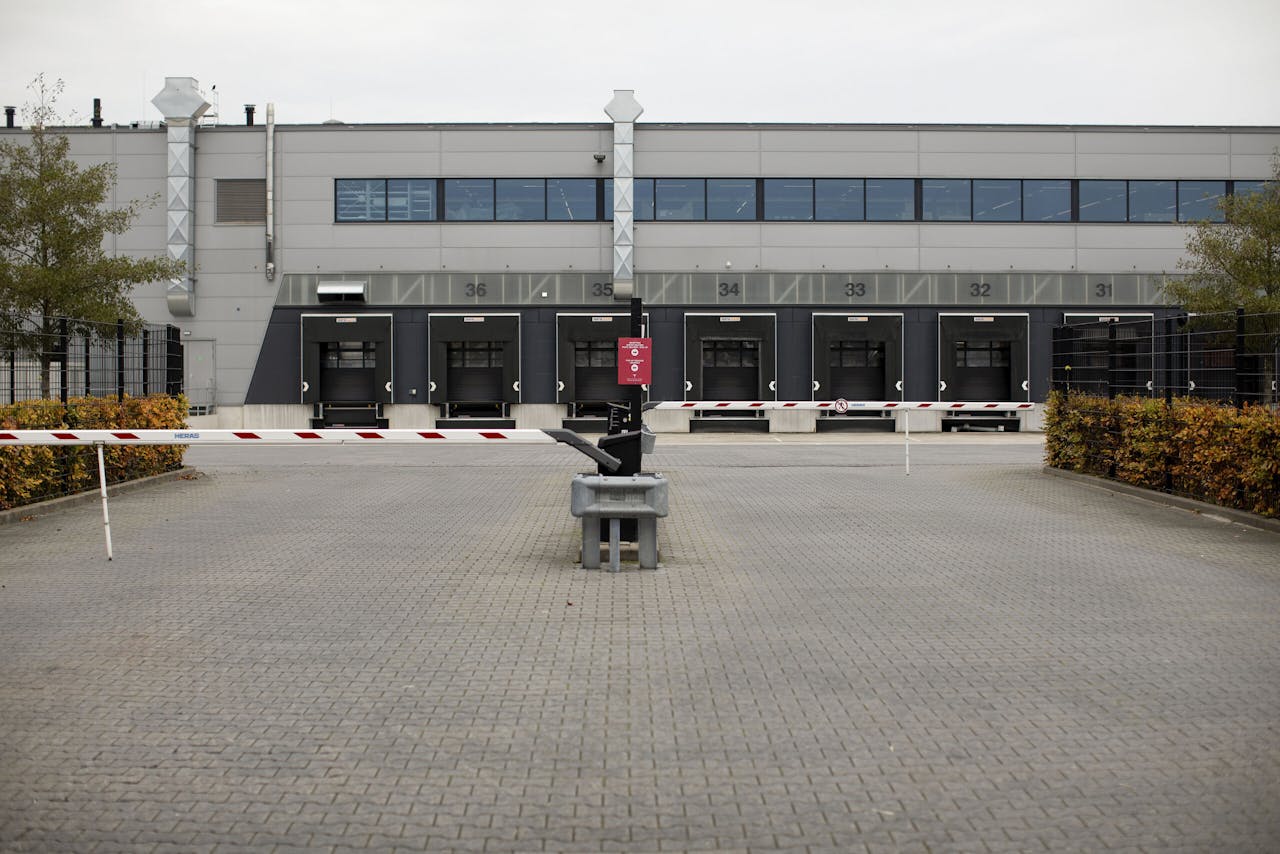 Weinig activiteit in de Tesla-fabriek aan de Asteriastraat in Tilburg, die volgens de fabrikant in 2013 nog 'cruciaal voor de Europese activiteiten' heette te zijn.