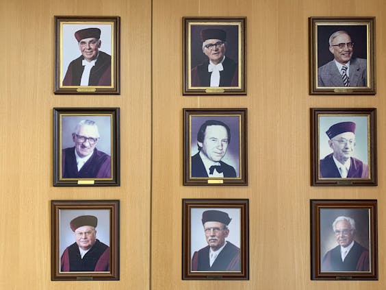 Voormalige rechters van het Bundesarbeitsgericht. Linksboven Georg Schröder, tijdens de oorlog medeverantwoordelijk voor het confiskeren van bezittingen van Joden in Nederland. Linksonder Willy Martel, die als rechter mensen liet executeren vanwege homoseksuele handelingen, en een postbode voor diefstal.