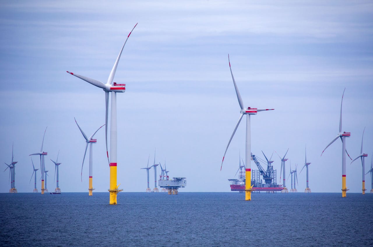Windpark in aanbouw in de Oostzee. Volgend jaar zijn de investeringen in offshore wind in Europa voor het eerst net zo groot als de investeringen in olie en gas.