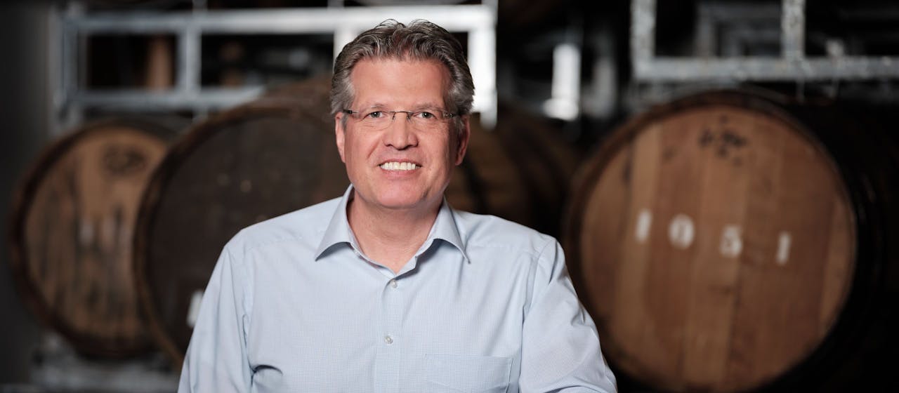 Arno Donkersloot, ceo van distilleerderij Hooghoudt, produceert nu ook handalcohol.