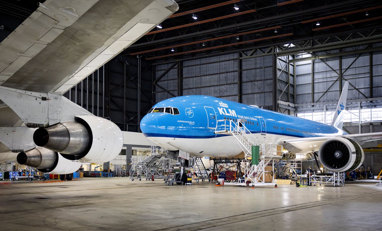 Onderhoud aan een KLM-vliegtuig in Hangaar 11 op Schiphol-Oost.