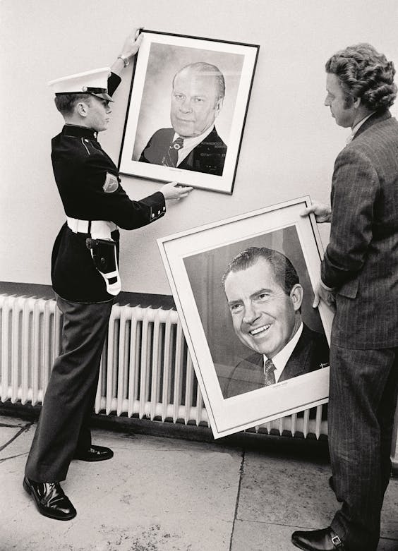 Het portret van Richard M. Nixon wordt vervangen door zijn opvolger Gerald R. Ford op de Amerikaanse ambassade in het Duitse Bonn.