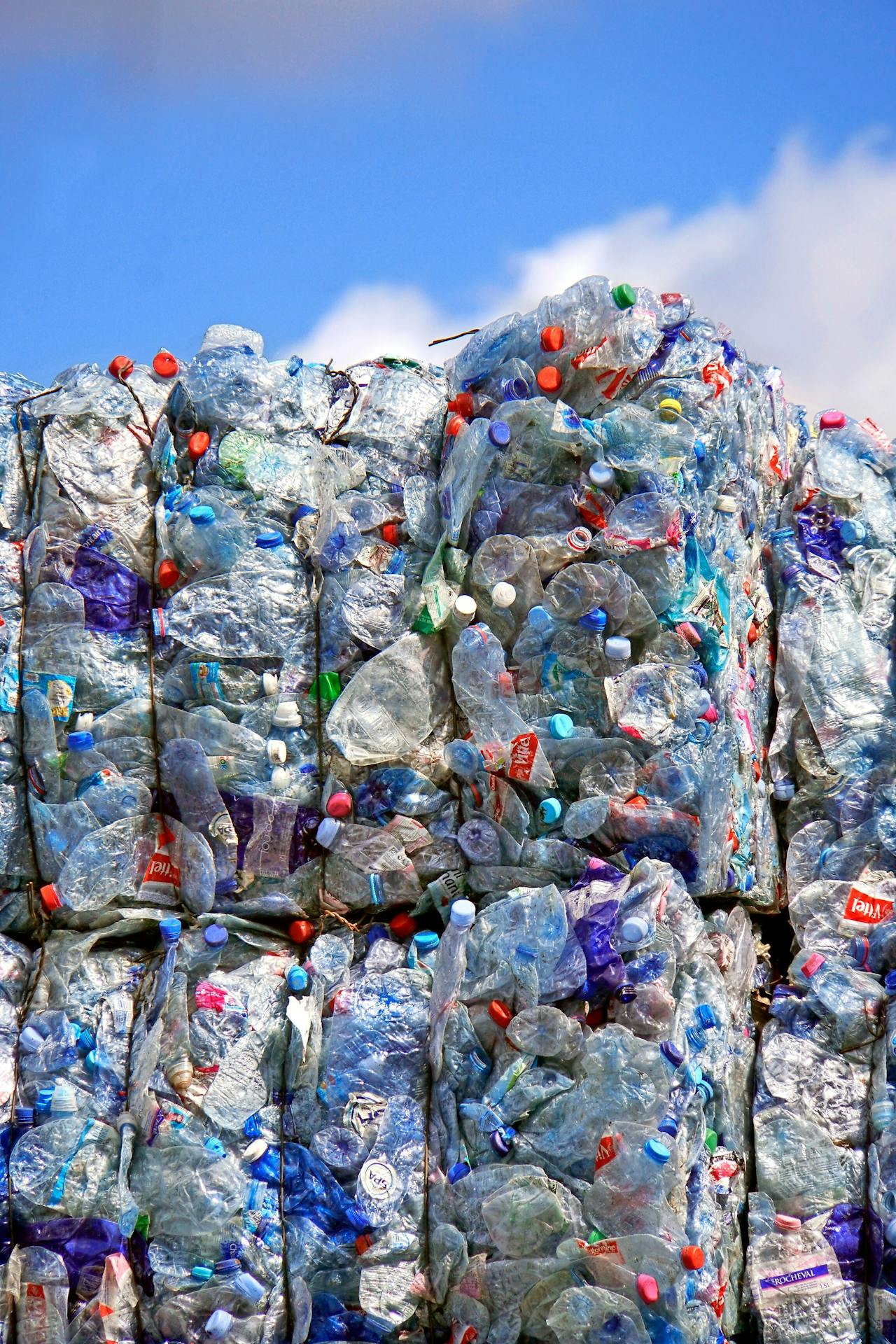 Op een bedrijfsterrein worden plastic flessen, petflessen, en plastic verpakking opgeslagen en later verwerkt tot kunststof korrels en vezels die weer kunnen worden gebruikt voor nieuwe producten.