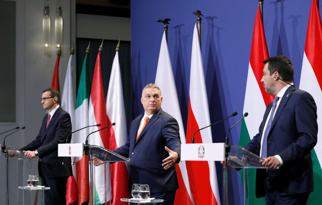 Van links naar rechts: de Poolse premier Morawiecki, zijn Hongaarse collega Orbán en Matteo Salvini (ondanks de presentatie op het podium geen premier maar leider van de rechts-nationalistische Lega in Italië).