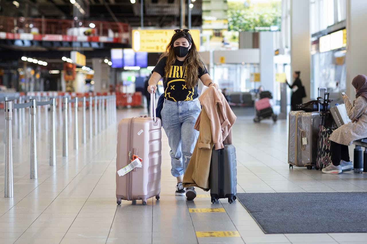 Op de luchthaven Schiphol gelden de regels van social distancing. In de vliegtuigen zelf niet.