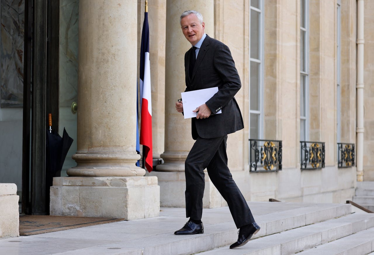 De Franse minister van financiën Bruno Le Maire sprak maandag op het Élysée in Parijs met president Emmanuel Macron over de stakingen, demonstraties en rellen.