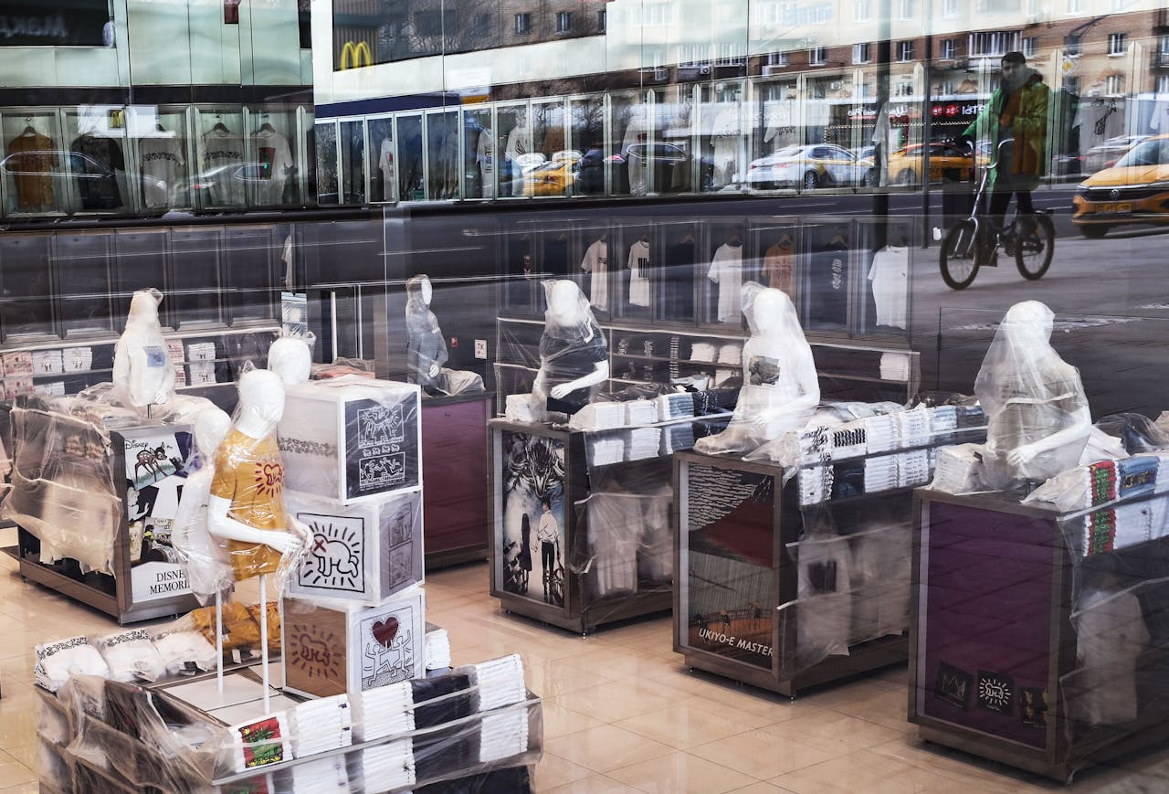 Kleding en modepoppen staan in plastic ingepakt in een gesloten winkel van modeketen Uniqlo in Moskou. De Japanse eigenaar van de keten schortte zijn activiteiten op na de Russische aanval op Oekraïne. Het bedrijf is sinds 2010 actief in Rusland en heeft 50 winkels.