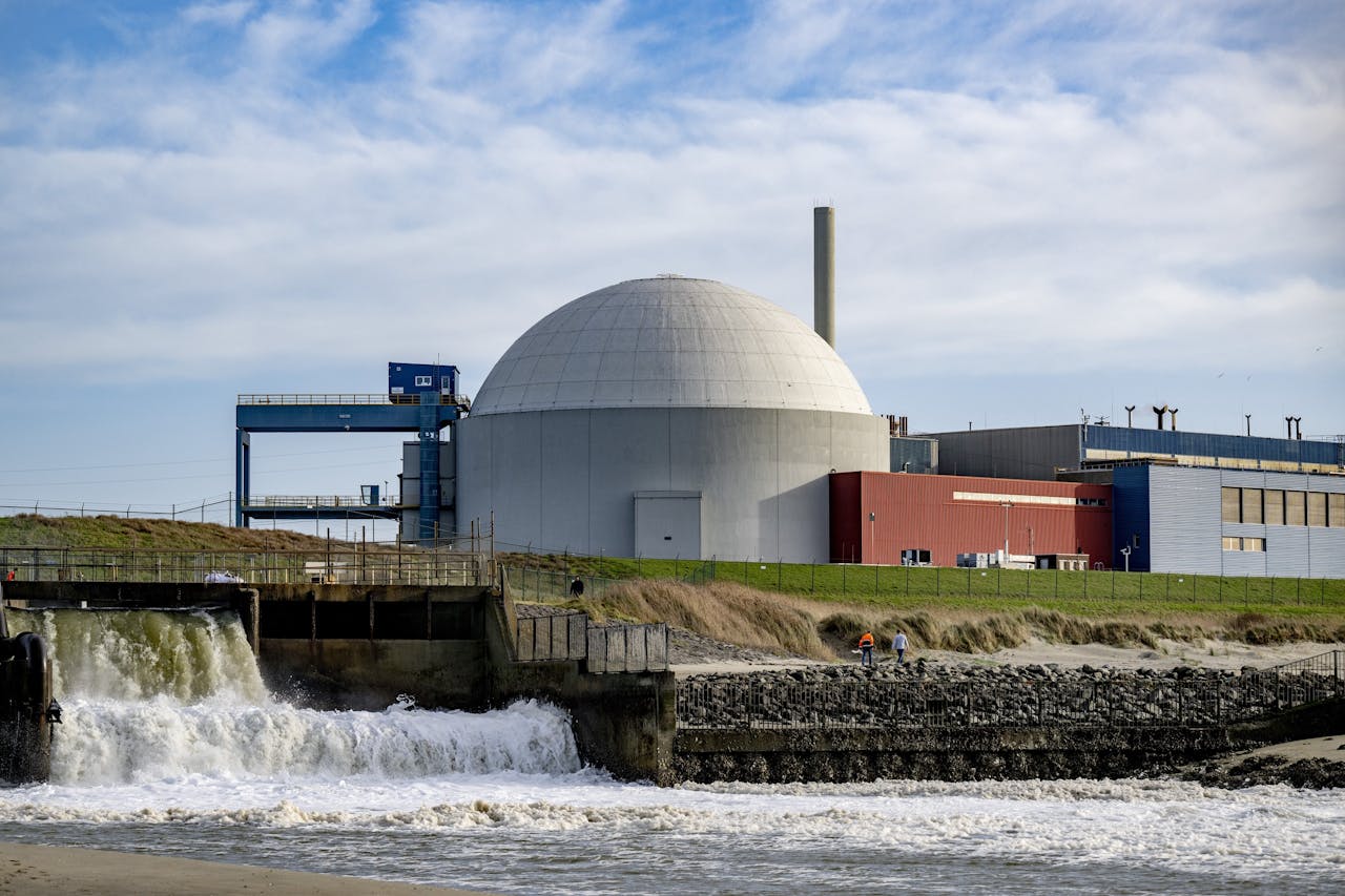 De kerncentrale Borssele in Zeeland. Het kabinet wil twee nieuwe atoomcentrales laten bouwen, maar hoe effectief die zijn, valt volgens experts te bezien.