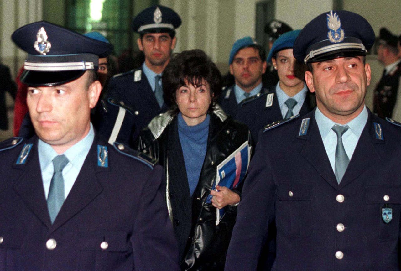Lady Gucci in 1998, op weg naar de rechtbank.