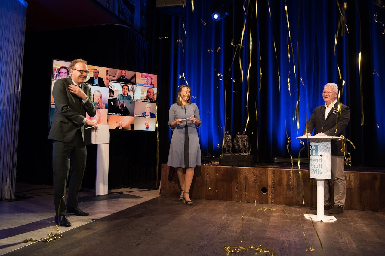 Shell krijgt van Sijthoff-jurylid Roderick Munsters (rechts) de FD Henri Sijthoff-prijs uitgereikt tijdens een onlinebijeenkomst.