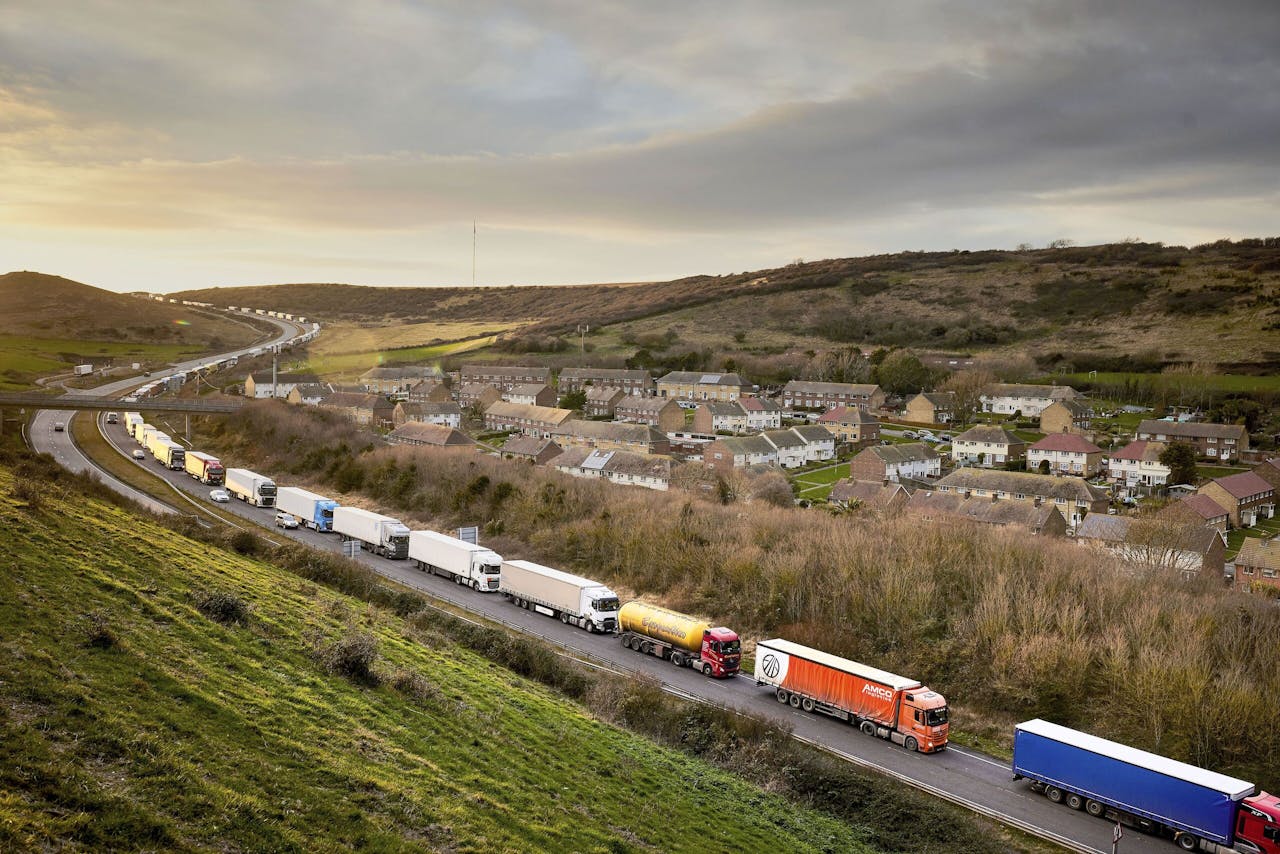 Wachtende vrachtwagens voor de haven van Dover
