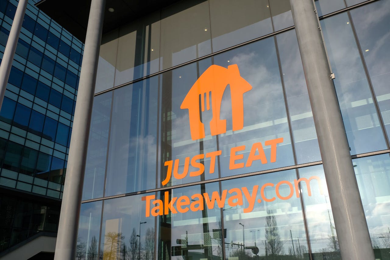 Lage koers Just Eat Takeaway maakt aandeelhouders boos Lage koers Just Eat Takeaway maakt aandeelhouders boos