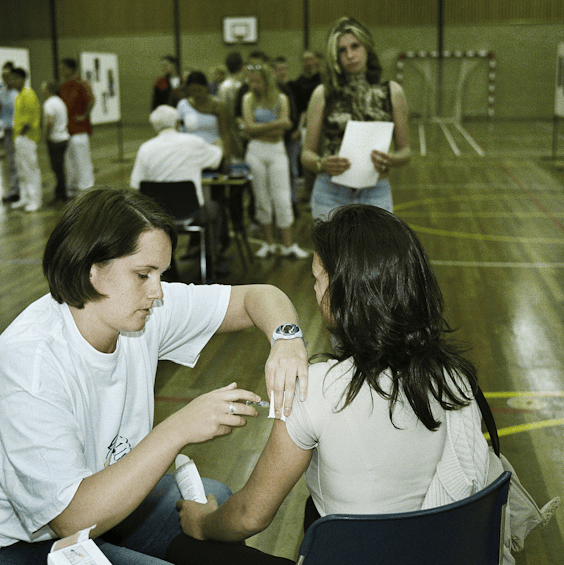 Landelijke vaccinatiecampagne meningokokken bij de GGD Kennemerland in 2002.