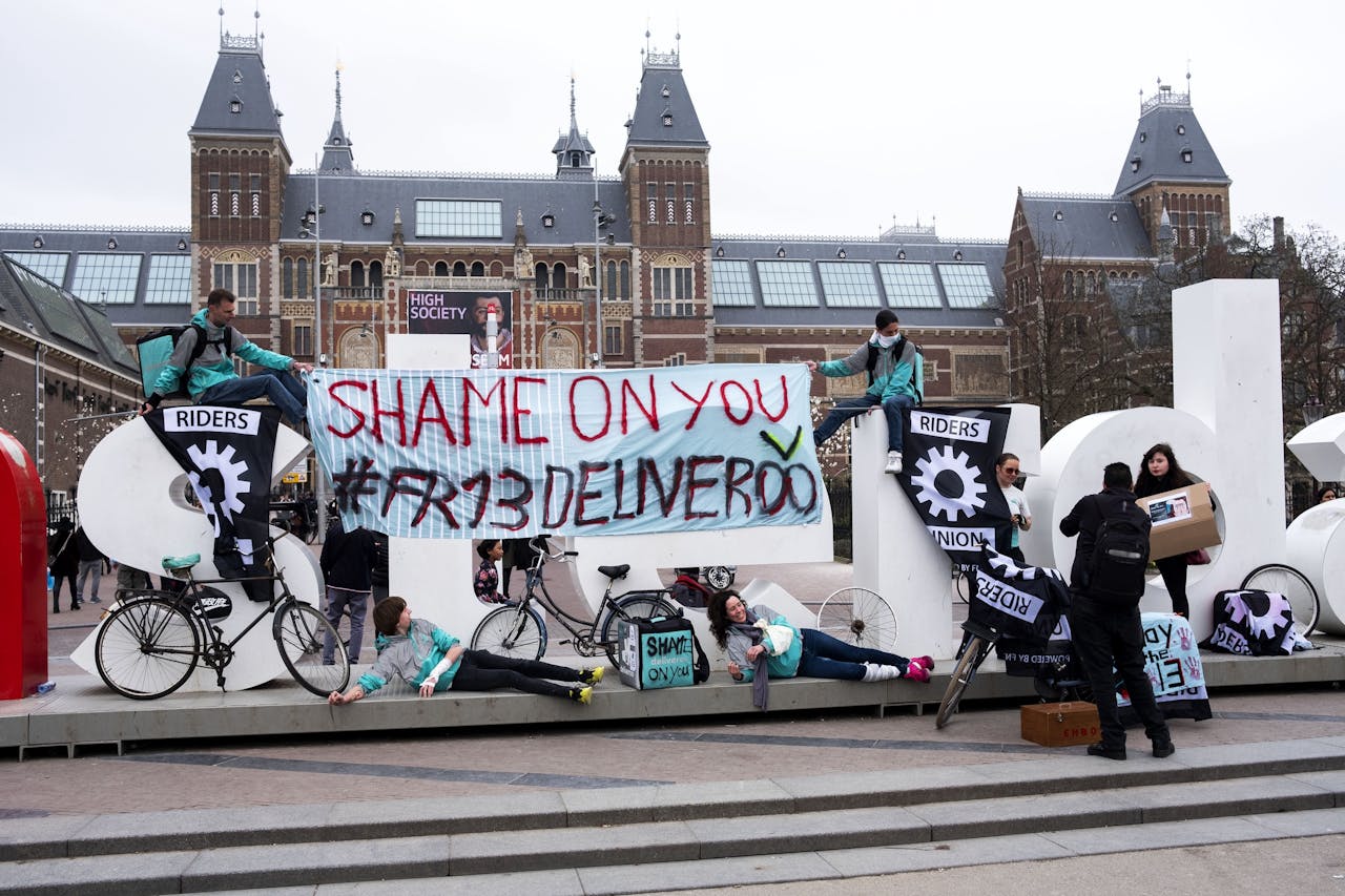 Bezorgers van Deliveroo protesteren in Amsterdam tegen hun arbeidsvoorwaarden tijdens een actie van vakbond FNV in 2018.