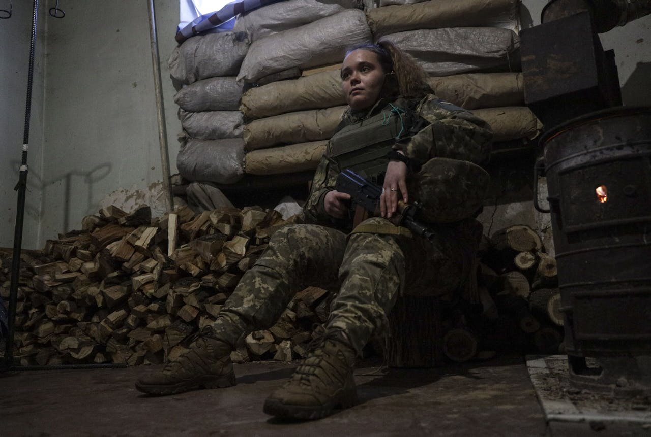 Een Oekraïense soldaat rust uit nabij de frontlinie, nabij het dorp Avdiivka.