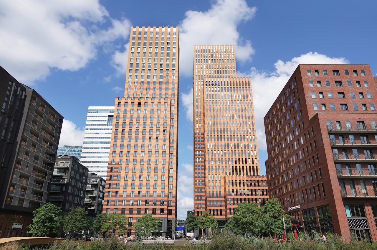 De Symphony-torens aan de Amsterdamse Zuidas, waar de Duisenberg School of Finance was gevestigd.