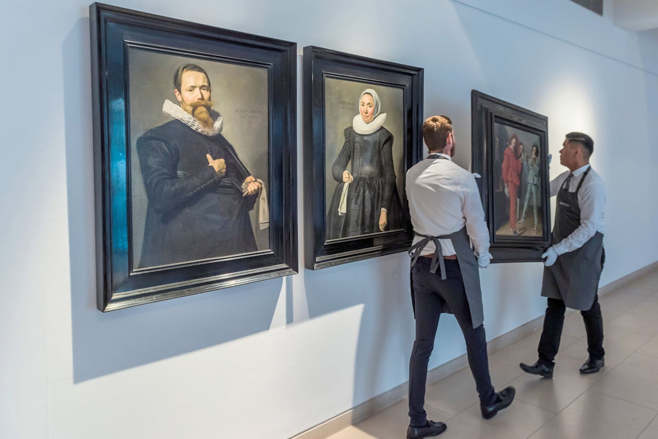 Medewerkers van Christie's in Londen hangen schilderijen uit de collectie van Eric Albada Jelgersma op. Deze werken zijn niet in Amsterdam te zien.