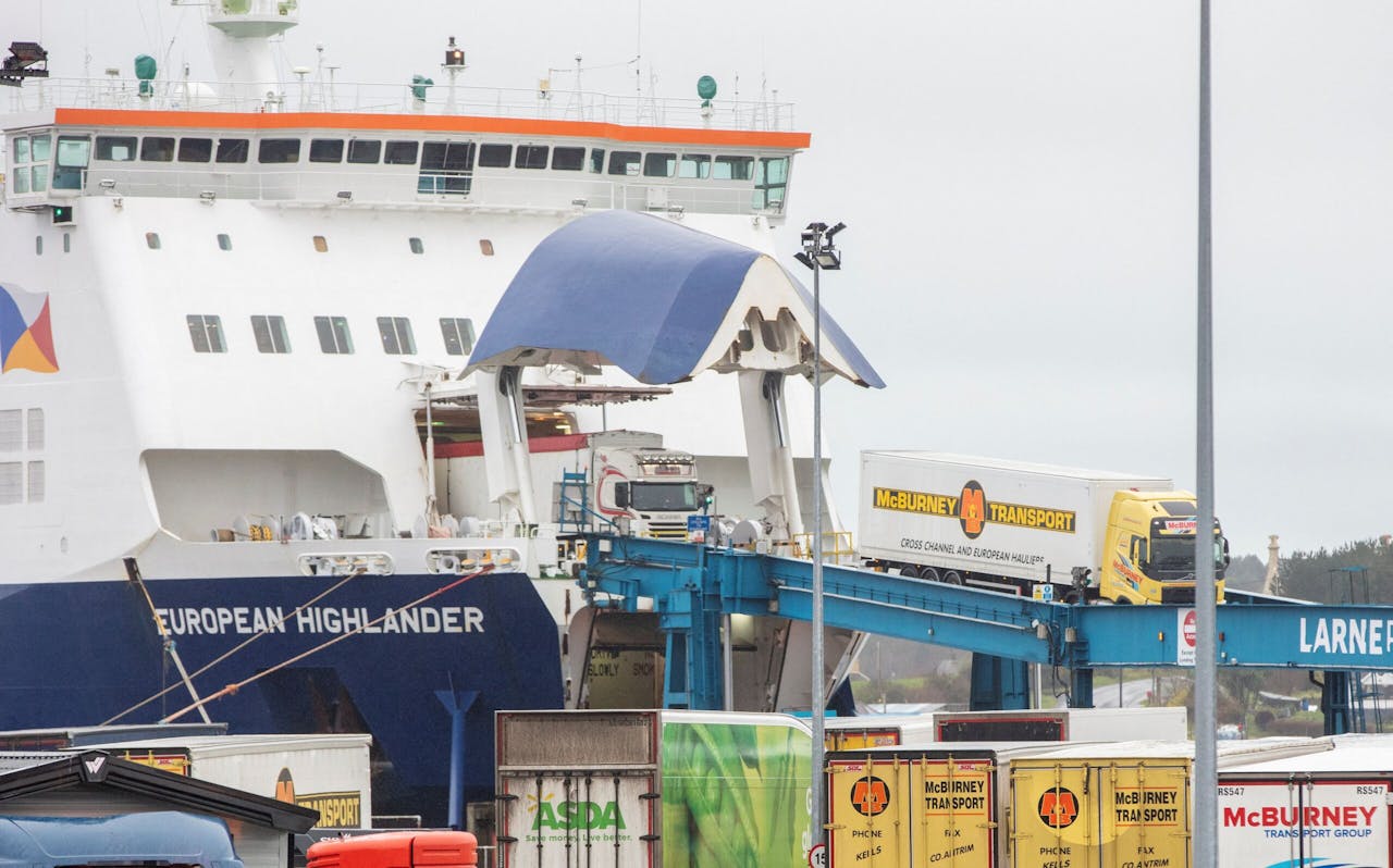 Een vrachtschip in de Noord-Ierse haven Port Larne.
