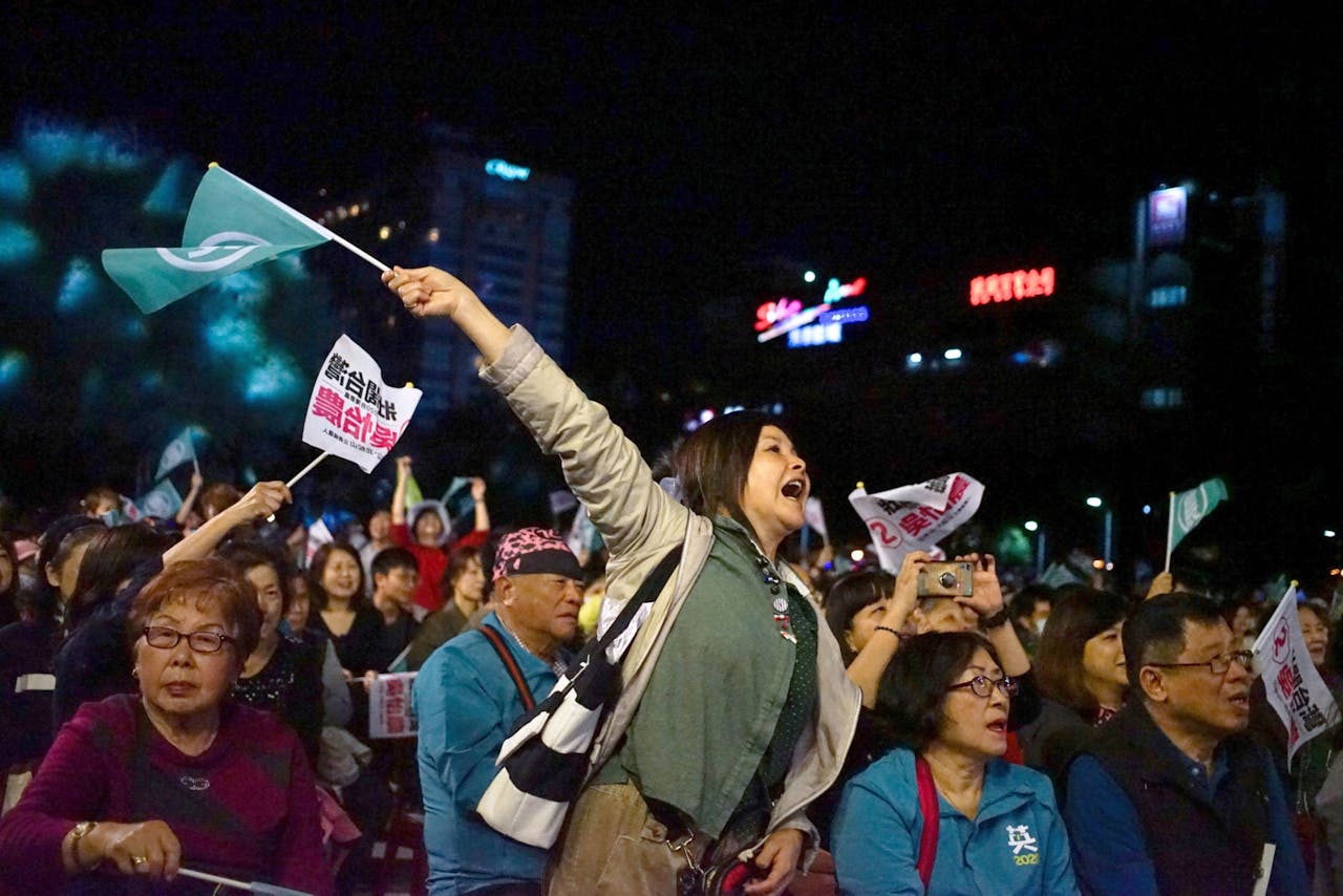 Juichende aanhangers bij een campagnebijeenkomst van de regerende Democratische Progressieve Partij in Taipei. Hun presidentskandidaat Tsai Ing-wen staat op winst in de peilingen.