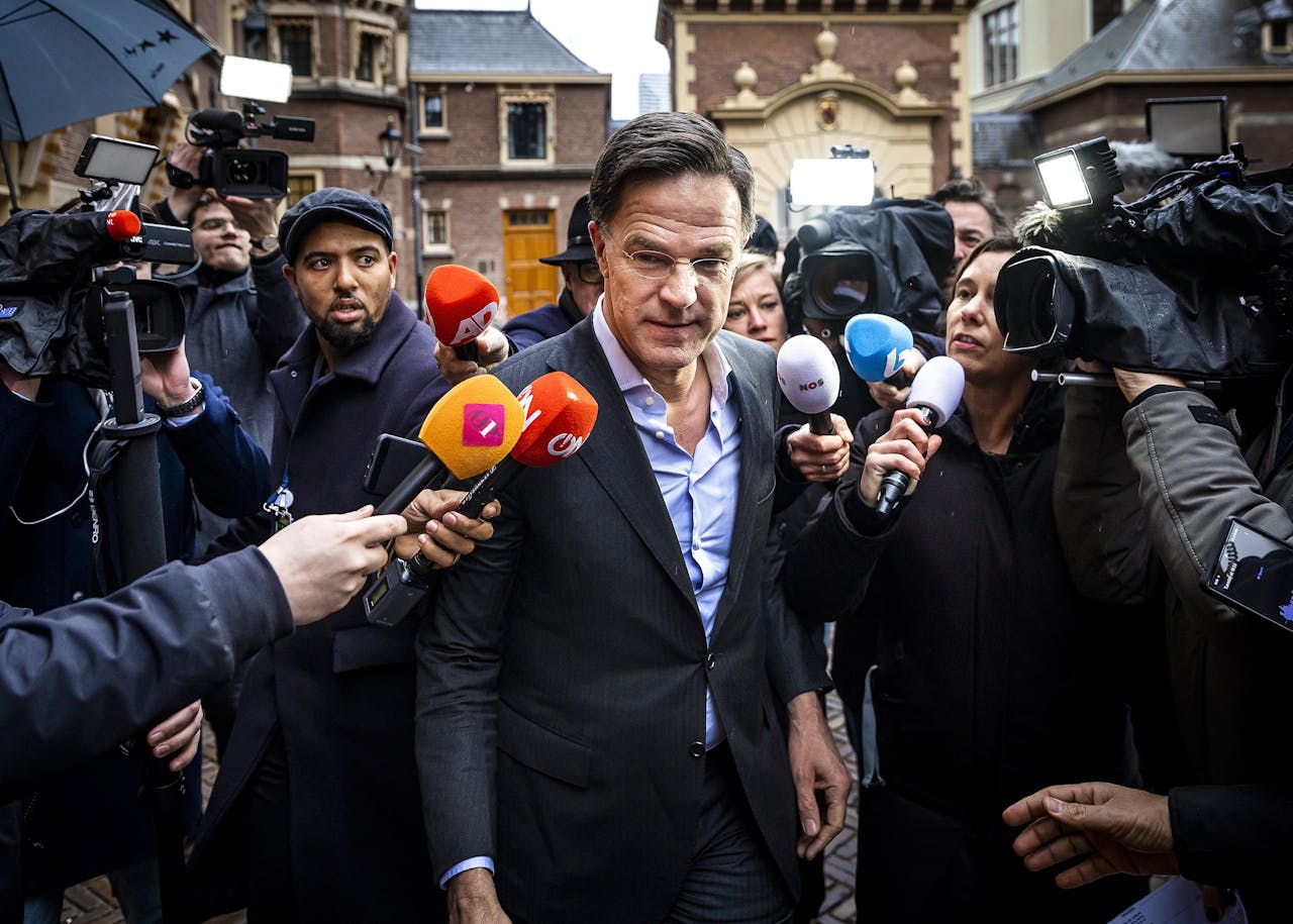 Rutte komt dinsdagavond aan op het ministerie van Algemene Zaken.