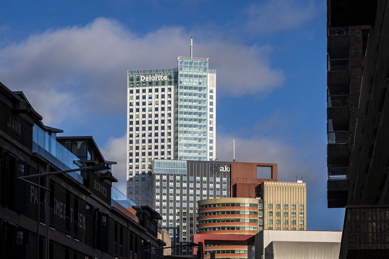 Kantoorgebouw van Deloitte in de Maastoren in Rotterdam