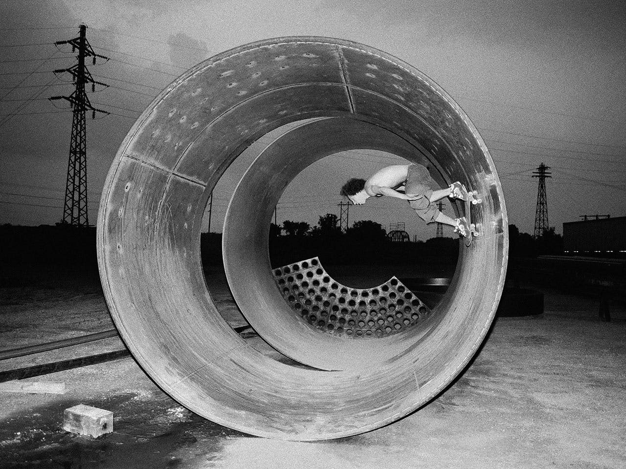 ‘Mike M. skateboardde een full pipe, Davenport, Iowa’ (1998). Fotograaf Templeton reisde jaren als skater door de VS.
