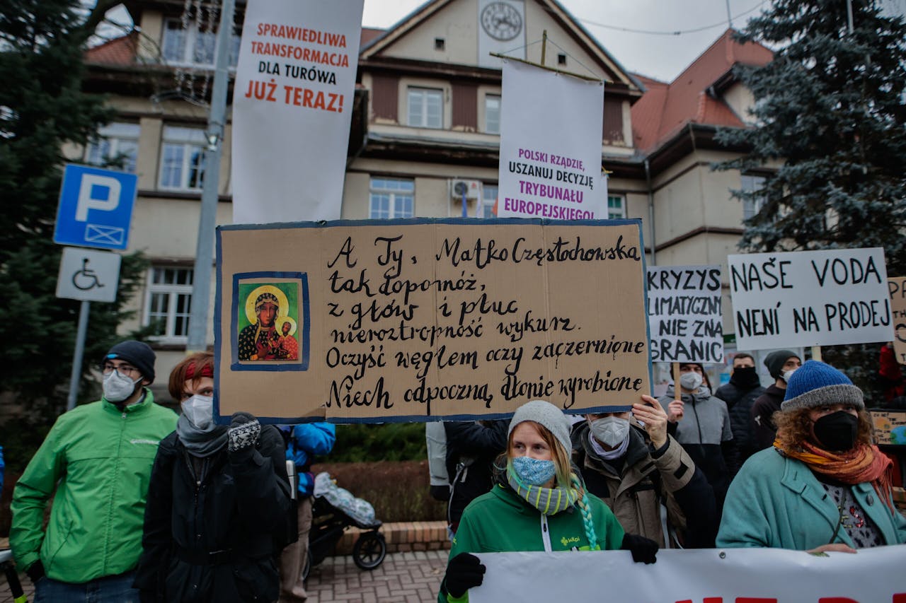 De Tsjechische, Duitse en Poolse afdelingen van klimaatorganisatie Extinction Rebellion demonstreerden zaterdag in de Poolse mijnstad Bogatynia. Zij vinden dat een bruinkoolmijn in Turów moet sluiten.