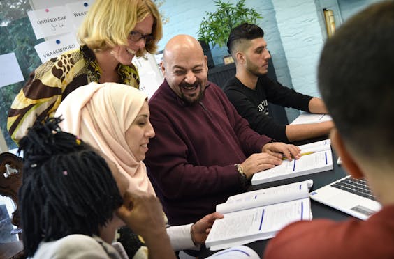 Uit Syrië gevluchte statushouders leren Nederlands in Nijmegen.