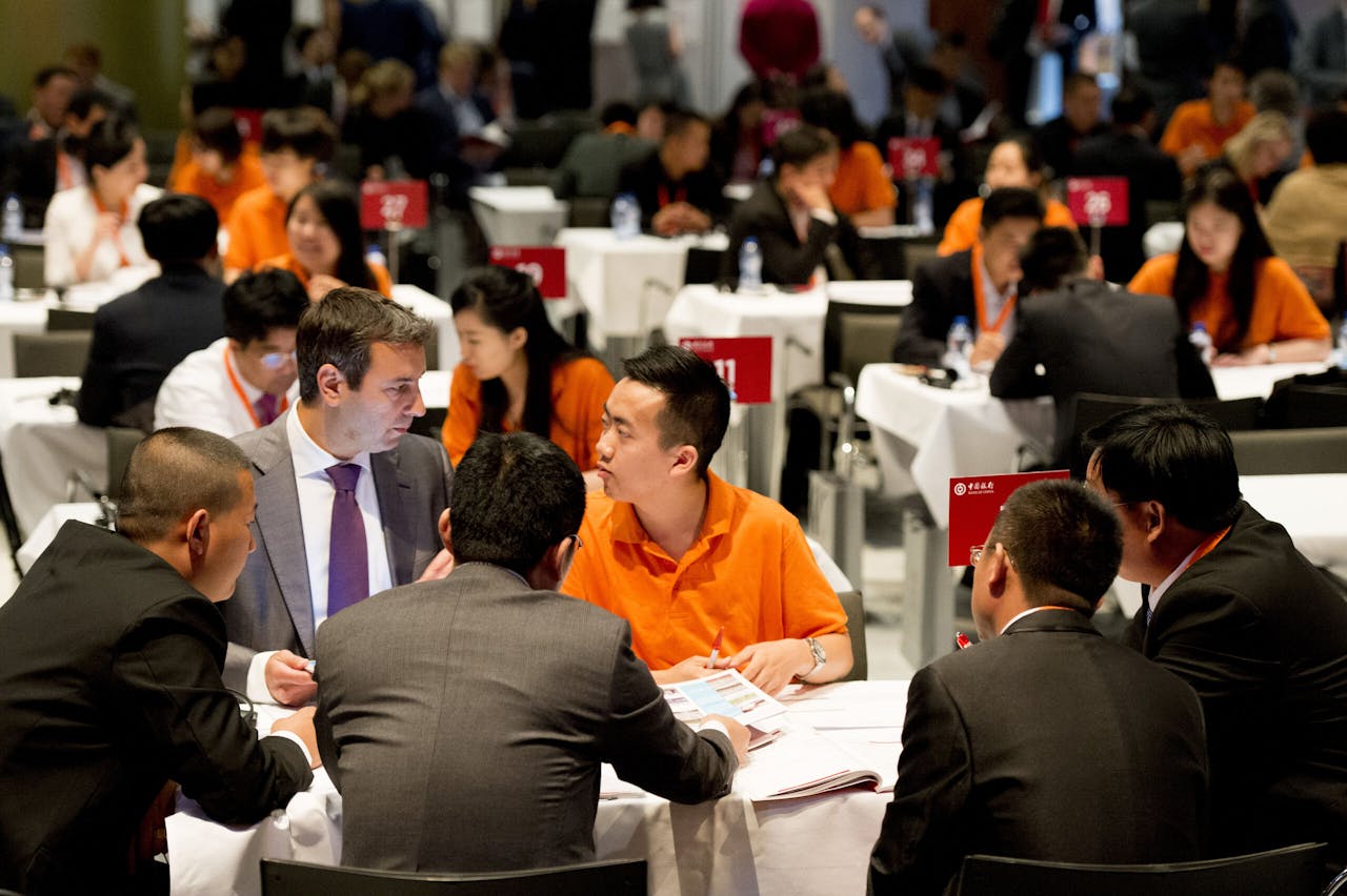 Tijdens een evenement in Rotterdam helpen Chinese studenten Nederlandse ondernemers die in contact willen komen met bedrijven uit China.