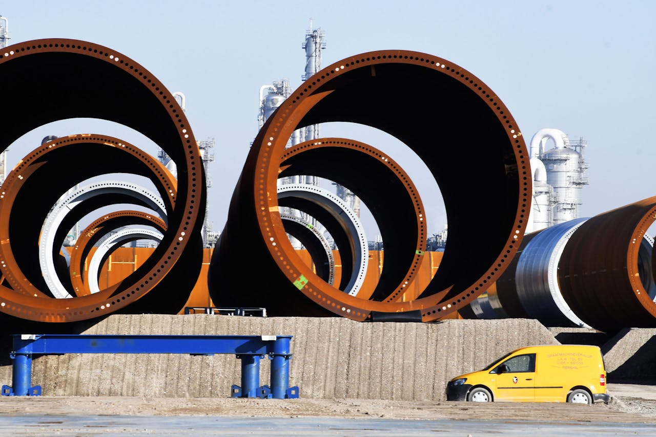 Funderingen voor windturbines bij de terminal van Sif op de Rotterdamse Maasvlakte. Het Roermondse bedrijf heeft last van de hoge gas- en staalprijzen.