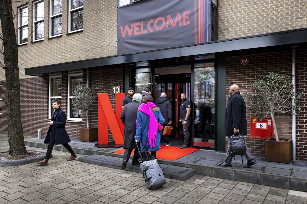 De ingang van het Netflix-hoofdkantoor voor Europa, het Midden-Oosten en Afrika aan de Amsterdamse Karperstraat.